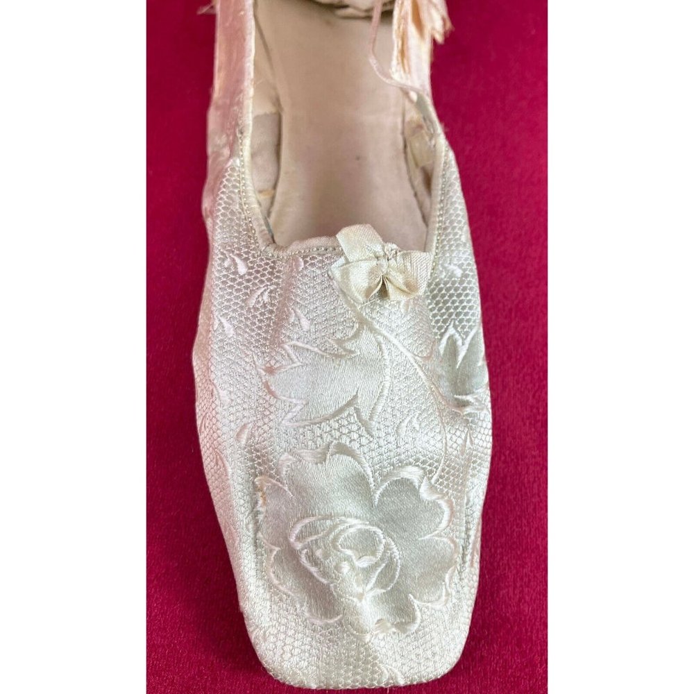 SINGLE Antique Regency 1820s White Silk Evening Wedding Floral Shoe